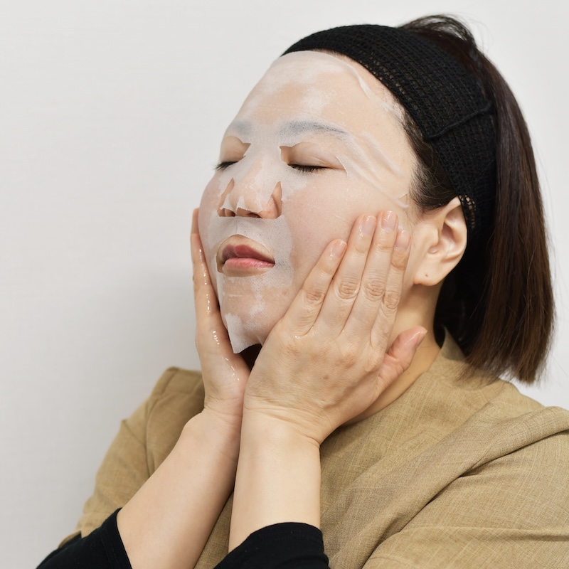 顔に密着させる