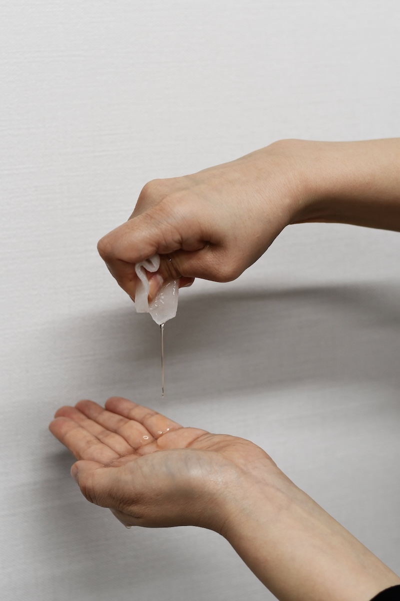 美容液が滴る様子